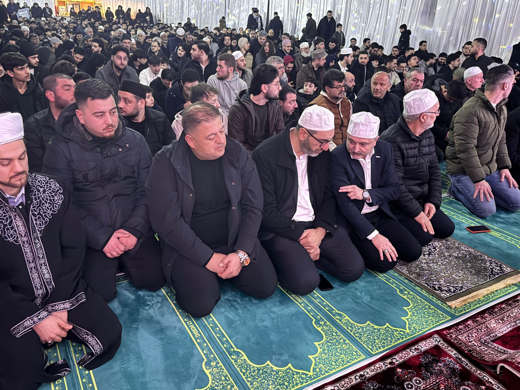 BİF Gençlik Teşkilatı’ndan 1500 Kişilik Cemaatle Sabah Namazı Buluşması